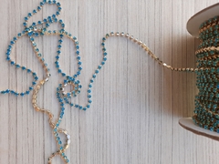 Corrente de strass banho dourado strass azul PP24 (SS12)