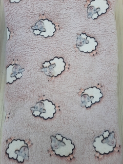 TECIDO FLEECE PELUCIADO - COR ;FUNDO ROSÈ COM OVELHAS (BRILHA NO ESCURO) 50CM X 80CM