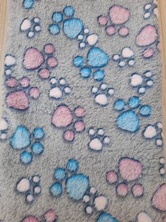 TECIDO FLEECE PELUCIADO - COR ; FUNDO CINZA COM PATINHAS DE CACHORRO 50CM X 80CM