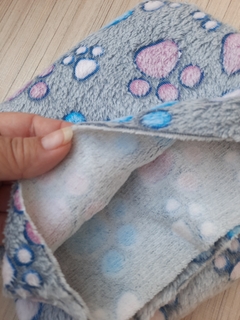 TECIDO FLEECE PELUCIADO - COR ; FUNDO CINZA COM PATINHAS DE CACHORRO 50CM X 80CM - comprar online