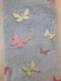 TECIDO FLEECE PELUCIADO - COR ; FUNDO CINZA COM BORBOLETAS 50CM X 80CM