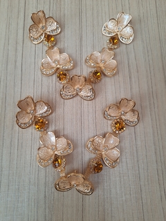 V ORQUÍDEA PEROLADA/STRASS ÂMBAR