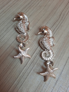 Lateral Cavalo Marinho -BANHO PRATA- Pérola/Strass Cristal