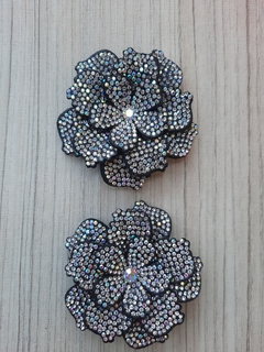 FLOR REPOLHO EM FELTRO/STRASS / PRETO COM BOREAL (PAR)-B5