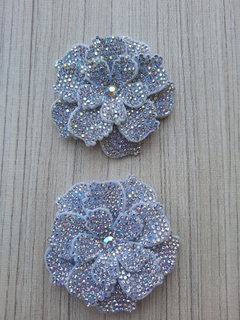 FLOR REPOLHO EM FELTRO/STRASS / BRANCA COM BOREAL (PAR)-B4