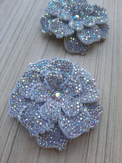 FLOR REPOLHO EM FELTRO/STRASS / BRANCA COM BOREAL (PAR)-B4 - comprar online
