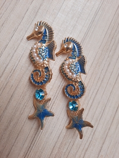 LATERAL CAVALO MARINHO- RESINADO -STRASS ÁGUA -PÉROLA