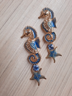 LATERAL CAVALO MARINHO- RESINADO-STRASS AZUL CLARO -HOTFIX