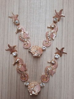 V CAVALO MARINHO RESINADO ROSA- HOT FIX