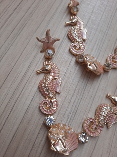 V CAVALO MARINHO RESINADO ROSA- HOT FIX - comprar online