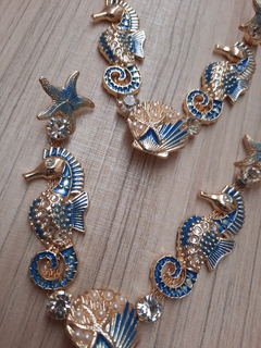 V CAVALO MARINHO RESINADO AZUL- HOT FIX - comprar online