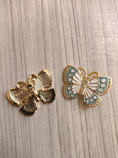BORBOLETA REVOADA RESINA COM PINOS - VERDE ÁGUA/BRANCO na internet