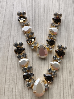 V Bolinha Animal Print - Onça com Pérola - comprar online