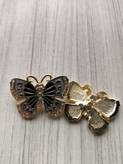 BORBOLETA REVOADA RESINA COM PINOS-GLITER HOLOGRÁFICO-PRETO - Pri Massieu Cabedais