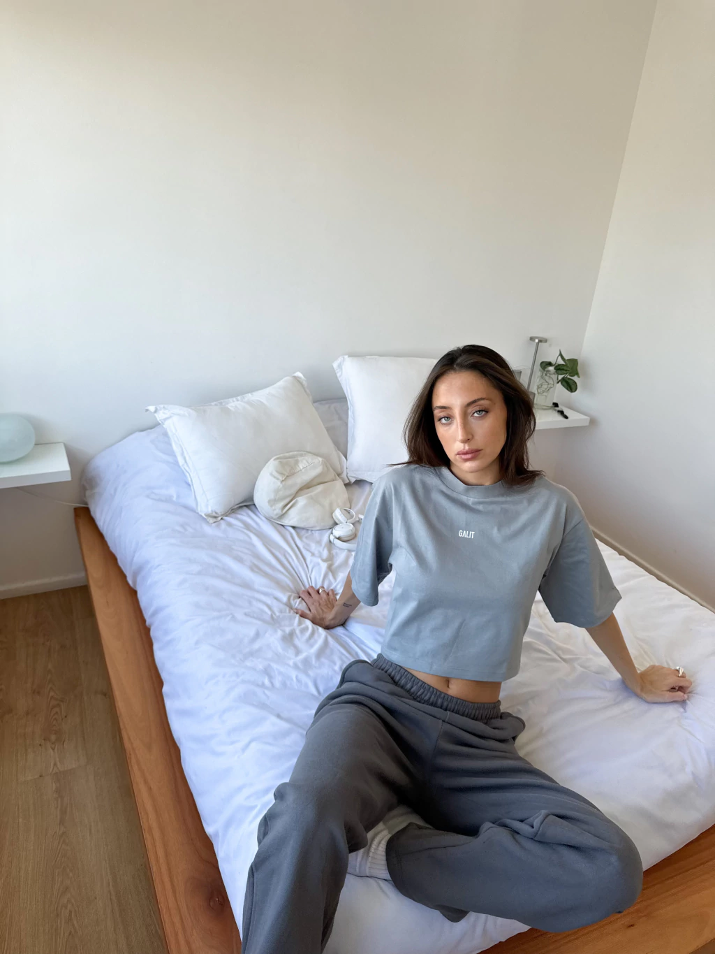 Remera croptop gris melange
