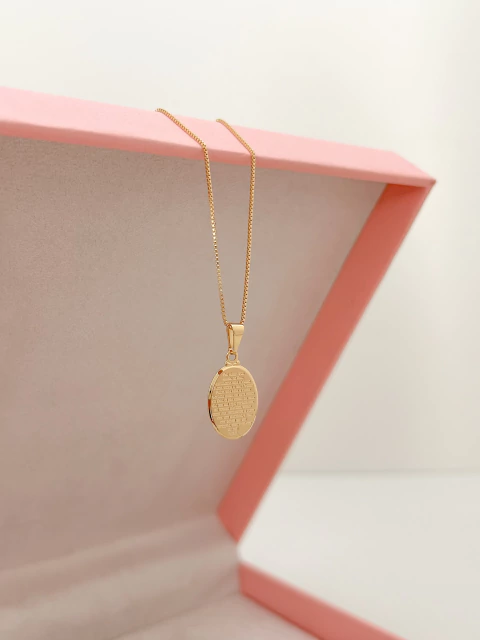 Colar medalha oval oração Pai Nosso - banho de ouro