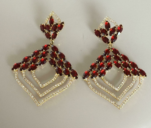 Brinco Taisa Navetes Vermelho com Zircônia