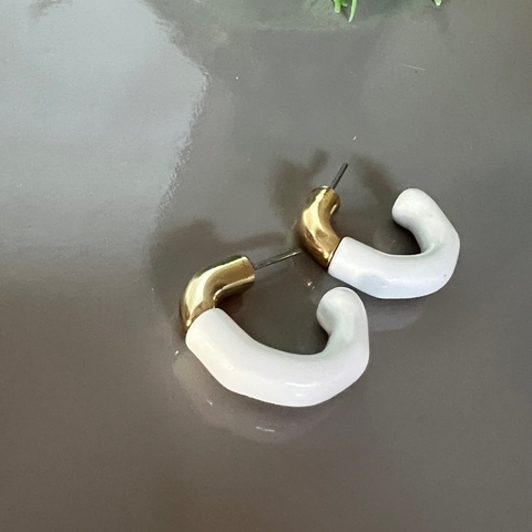 Argola bella branco rajada com dourado
