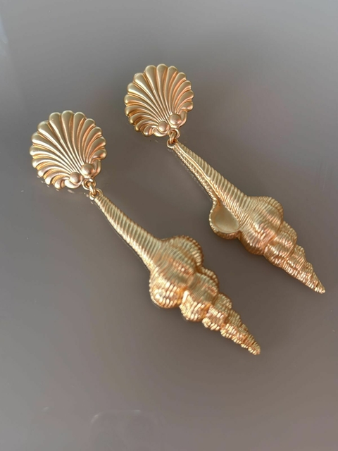 Brinco Sereia Concha e Búzio Dourado Fosco