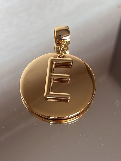 pingente letra E com placa em Metal dourado