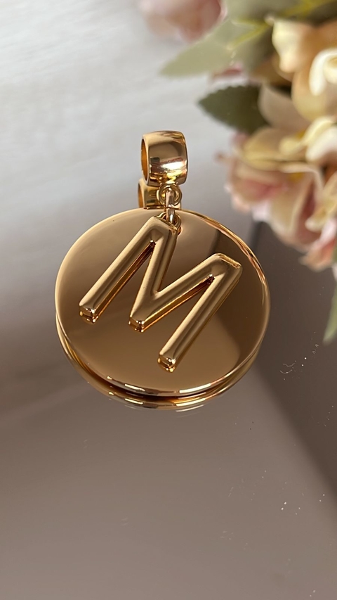 pingente letra M com placa em Metal dourado