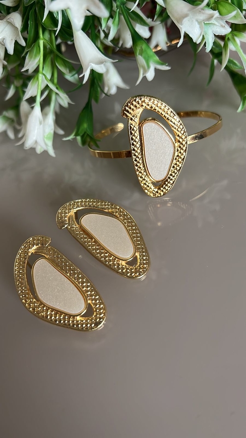 Conj Cris Brinco e Bracelete Dourado com Perolado