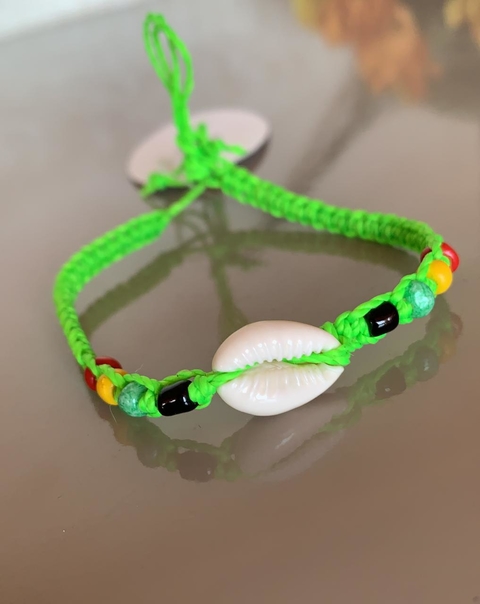 Pulseira verde com Búzio