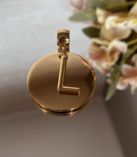 pingente letra L com placa em Metal dourado
