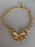 Colar dourado com borboleta perolado verniz italiano