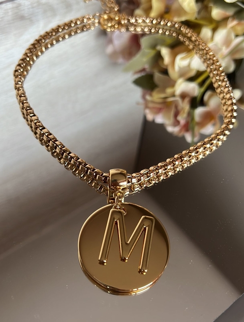 Colar letra M com placa em Metal dourado e verniz