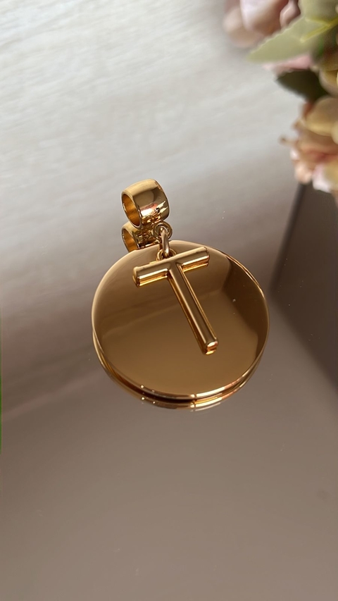 pingente letra T com placa em Metal dourado