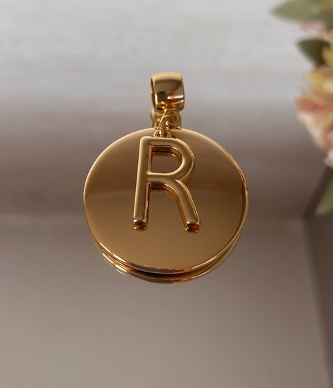 pingente letra R com placa em Metal dourado