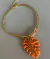 Colar Folha Resinada Laranja com Dourado