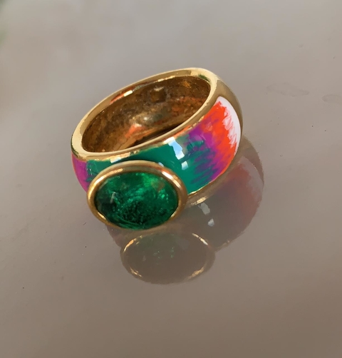 Anel dourado com verde, roxo, laranja e branco