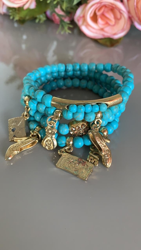 Pulseiras azuis com pingentes dourados