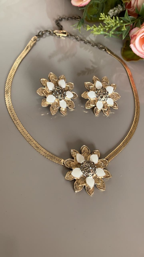 Conjunto com flor dourada e branca black