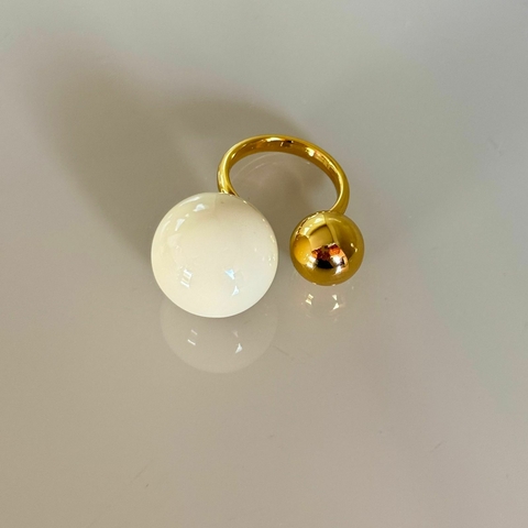 Anel bola marfim com dourado banho verniz italiano