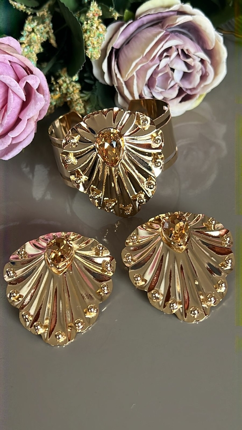Conjunto dourado com gota marrom