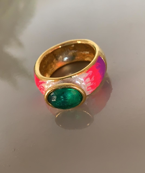 Anel dourado com roxo, rosa e branco