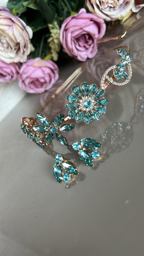 conj tiara e brinco flor azul claro