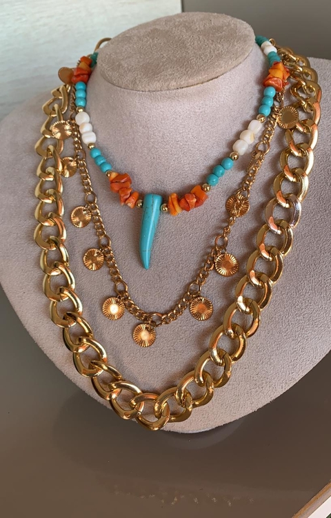 Conjunto de colares dourados e coloridos