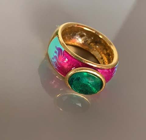 Anel dourado com azul, roxo e pedra verde