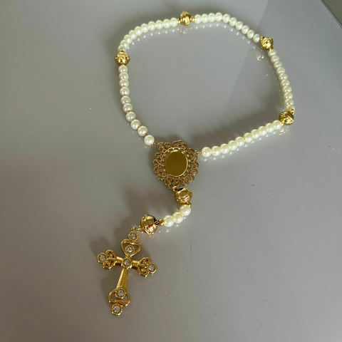 Terço Pérolas com Dourado com Espaço pra Personalizar com aGoto