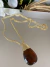 Colar longo dourado com pingente resina tartaruga Siena seg