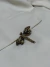 Broche metal com strass primeira linha Libélula ouro velho detalhe strass dourado e pérola - Bia Pimenta acessorios 