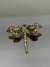 Broche metal com strass primeira linha Libélula ouro velho detalhe strass dourado e pérola