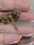Broche metal com strass primeira linha Libélula ouro velho detalhe strass dourado e pérola na internet
