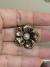 Broche metal com strass primeira linha Flor ouro velhonztrass e pérola na internet