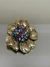 Broche metal com strass primeira linha Flor ouro velho strass colorido