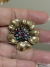 Broche metal com strass primeira linha Flor ouro velho strass colorido na internet
